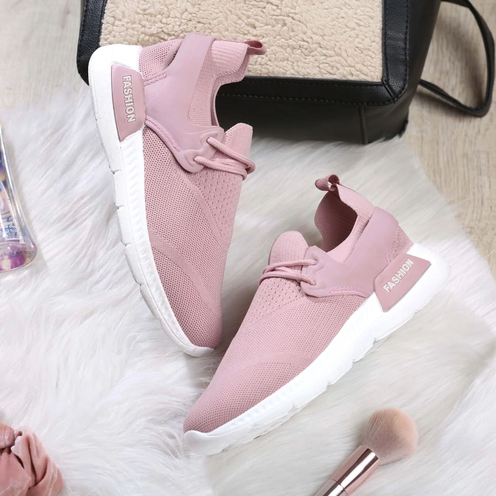 𝐂𝐨𝐦𝐟𝐨𝐫𝐭𝐚𝐛𝐥𝐞 𝐬𝐧𝐢𝐜𝐤𝐞𝐫𝐬